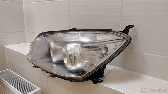 Toyota RAV4 III levý přední světlomet - 9