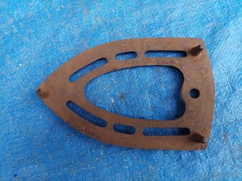 Litinový stojánek pod žehličku - 9