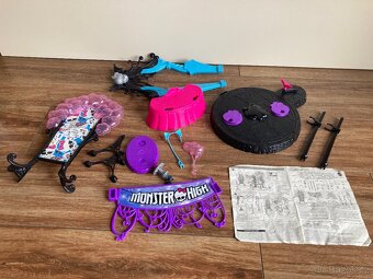 Monster high podium se světelnými efekty - 9
