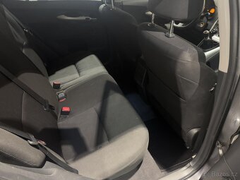 Toyota Auris 1.4 , 66 kW nafta, 2011 - 9