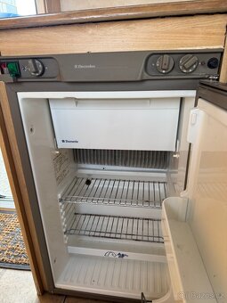 KARAVAN COMPASS CORONA 482 SOLÁRY SPRCHA - 9