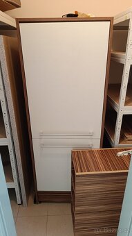 Sestava lednice a jídelní stůl - 9