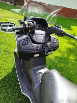 Suzuki Burgman 650 - 9