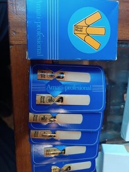 Stojan not. na klarinet kufr,blány bicí,plátky na klar.a sax - 9