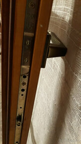 Dřevěné balkonové dveře se žaluzií. - 9