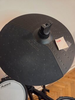 Set el. bicí Alesis Nitro Pro + židle + sluchátka. Stav nov - 9