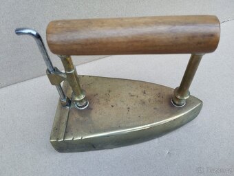 Stará zachovalá mosazná žehlička č.7 (vzadu značenÍ 7) - 9