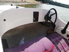 Značkový laminátový motorový člun EVINRUDE, 3 osoby - 9
