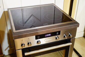 Siemens nerezový vestavný sporák HE73BD531, vyjížděcí dveře - 9