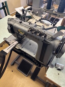 Prodám průmyslový šicí stroj Singer 300W05 – řetízkový steh, - 9