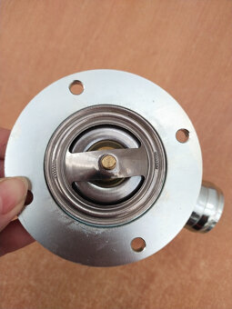 Těleso termostatu a termostat Zetor 25 - 9