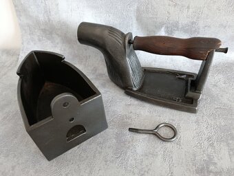 Stará velká orig. atypická žehlička s komínem do sbírky - 9