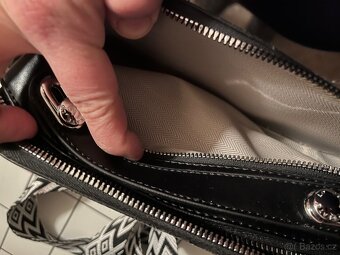 Cerna kabelka pekna - 9