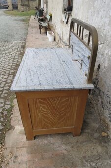 Starý spodek s mramorovou deskou a mosaznými prvky - 9