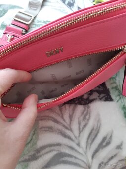 Originál DKNY Crossbody kabelka, růžová a neon. zelená - 9