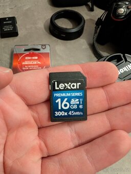 Nikon D3300 + 35mm nikkor, příslušenství - 9