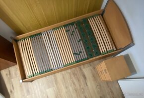 Postel 100x200 s matrací a roštem + stolek - 9
