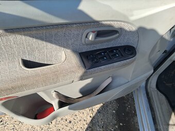 Hyundai Trajet 2.0 CRDi 7místné r.v. 2005 - 9