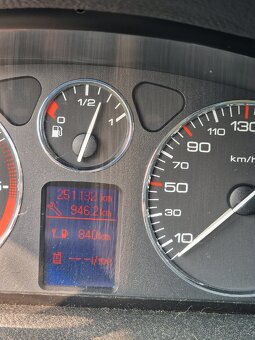 Nabízím svého peugeota 407sw, 2005,diesel,250t.km - 9