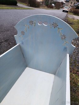 Prodám ručně malovanou dřevěnou kolébku
 - 9