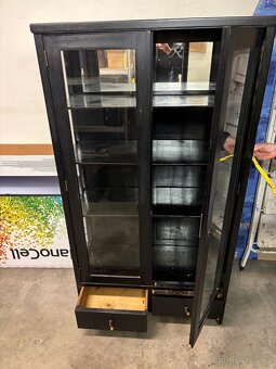 Starší vitrína se skleněnými dveřmi – vintage styl - 9