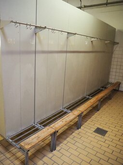 Prodej plechových šatních skříněk, dřevěných lavic a sejfů - 9