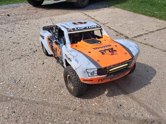 Prodám Traxxas UDR, nabíječka + 2 baterie a nové kola - 9