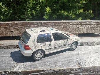 Volkswagen Golf IV 1:18 REVELL - 9