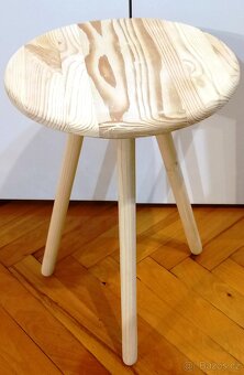 Květinový stolek na trojnožce., - 9