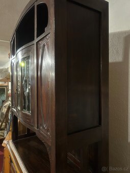 Krásná vitrína s vitrážemi elegantní kus - 9