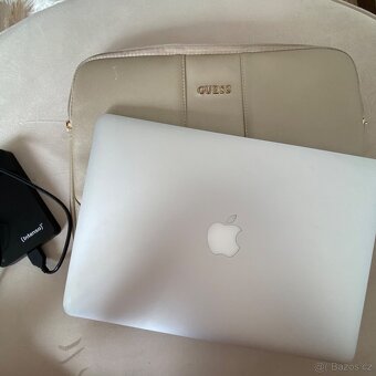 MacBook Air 2017 + externí disk 1TB + Guess obal - 9