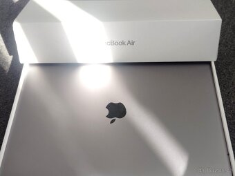 MacBook Air 13 palců Apple M1 chip 8 GB RAM 256 ssd 190 cykl - 9