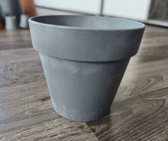 Sada 5 ks plastových květináčů + 4 ks květníků - 9