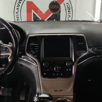 Jeep Grand Cherokee OVERLAND (5.7L V8 HEMI) - 9