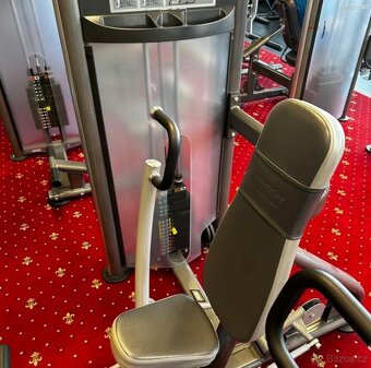 Nabídka posilovacích strojů z našeho fitness klubu - 9