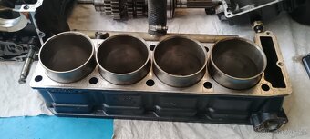 Kawasaki GPZ 1100 díly - motor - 9