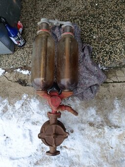 Stará manuální benzínová pumpa, nález, sklo ok - 9