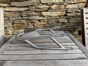 Radical Ducati 999 a 749 díly na přestavbu na Cafe Racer - 9