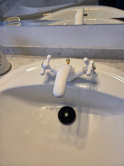 KOUPELNOVÁ SESTAVA NÁBYTKU - 9