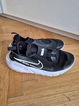Tenisky Nike, sandály Keen, sandály Alpine Pro - 9