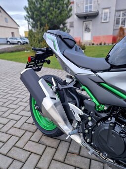 Kawasaki Z500 SE Metallic Moondust Gray 2025 - 9