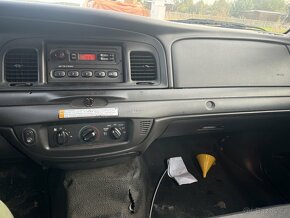 Ford Crown Victoria Police Interceptor P71 2011 V8 SLEVA - 9