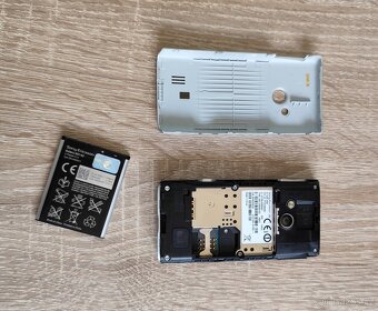 TLAČÍTKOVÝ MOBILNÍ TELEFON SONY ERICSSON HAZEL J20i - 9