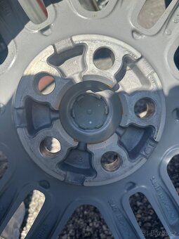 Celoroční originální Alu sada z Land Rover 255/65 R19 Pireli - 9