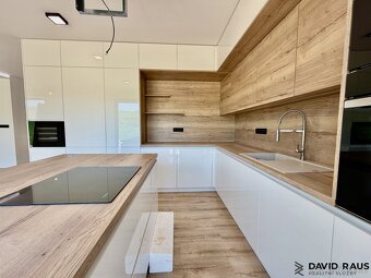 Prodej rodinného domu 5+kk (211 m2) s garáží, pozemek 467 - 9