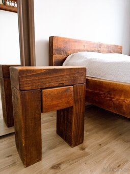 Masivní postel z recyklovaného dubu + 2 noční stolky – ruční - 9