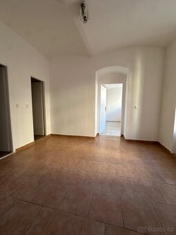 NOVĚ ZREKONSTRUOVANÝ BYT 2+kk (57,4 M2) NA NÁMĚSTÍ VE CHVALŠ - 9