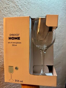 Karafy, skleničky na vodu, víno, šampaňské - 9