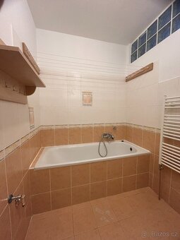 Pronájem cihlového bytu 2+1, 66 m2 s balkónem a garáží - 9