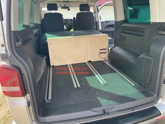 Vestavba do VW T5 Multivan (s lednicí, vodou, vařičem) - 9